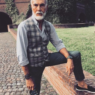 Как носить джинсы с рубашкой за 50 лет мужчине