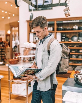 Как носить джинсы с рубашкой мужчине в жару