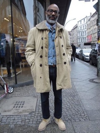 Как носить джинсы с рубашкой за 50 лет мужчине