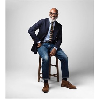 Как носить джинсы с рубашкой за 50 лет мужчине