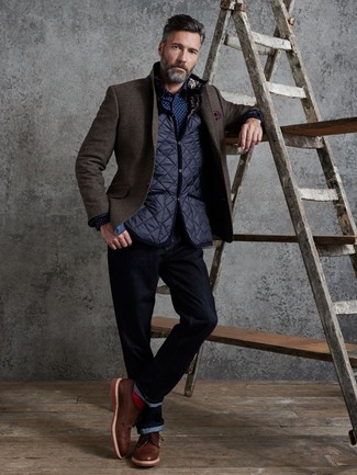 Как носить джинсы с рубашкой за 40 лет мужчине