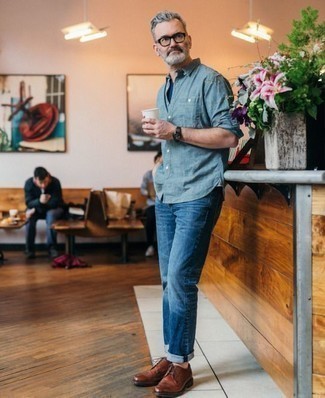 Как носить джинсы с рубашкой за 40 лет мужчине