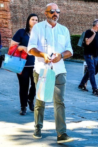 Как носить джинсы с рубашкой мужчине в жару