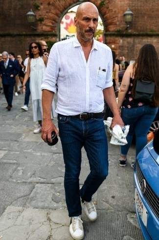 Как носить джинсы с рубашкой мужчине в жару