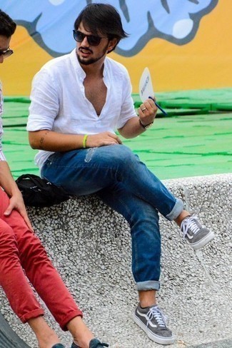 Как носить джинсы с рубашкой мужчине в жару