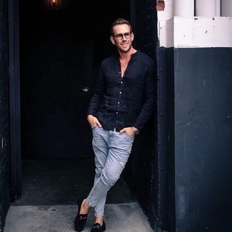 Как носить джинсы с рубашкой мужчине в жару