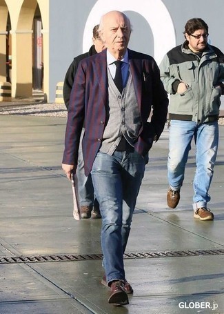 Как носить джинсы с рубашкой за 60 лет мужчине