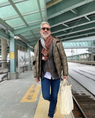 Как носить джинсы с рубашкой за 50 лет мужчине