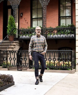 Как носить джинсы с рубашкой за 50 лет мужчине