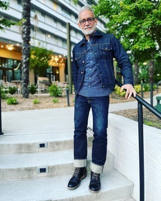 Как носить джинсы с рубашкой за 50 лет мужчине