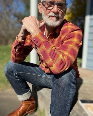 Как носить джинсы с рубашкой за 50 лет мужчине