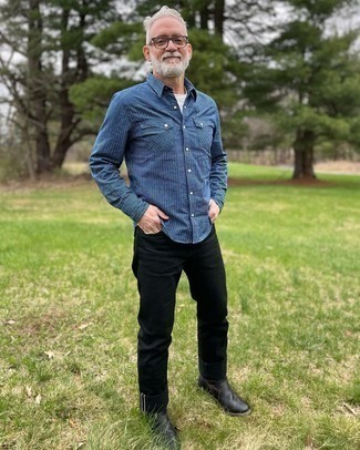 Как носить джинсы с рубашкой за 50 лет мужчине