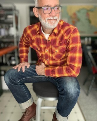 Как носить джинсы с рубашкой за 50 лет мужчине