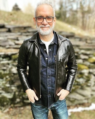 Как носить джинсы с рубашкой за 50 лет мужчине