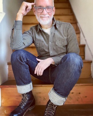 Как носить джинсы с рубашкой за 50 лет мужчине