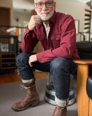 Как носить джинсы с рубашкой за 50 лет мужчине