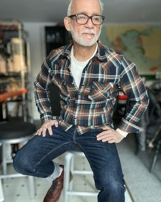 Как носить джинсы с рубашкой за 50 лет мужчине