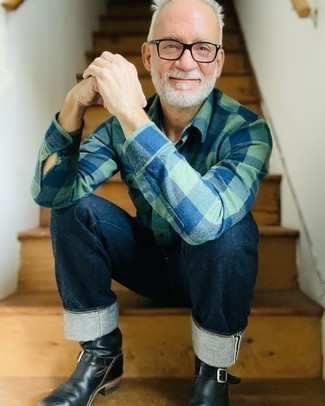 Как носить джинсы с рубашкой за 50 лет мужчине