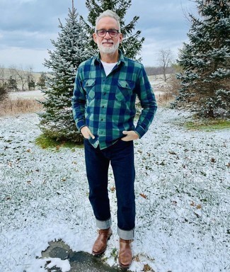 Как носить джинсы с рубашкой за 50 лет мужчине