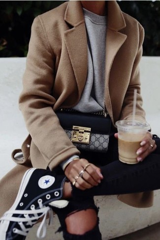 Как носить джинсы с свитшотем женщине