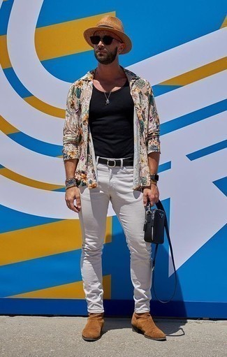 Как носить джинсы с майкой мужчине