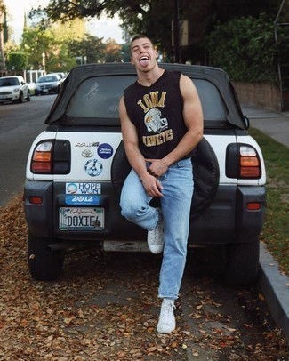 Как носить джинсы с майкой мужчине