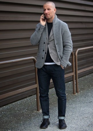 Как носить джинсы с майкой мужчине