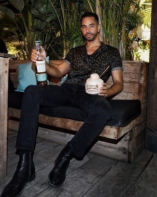 Как носить джинсы с майкой мужчине