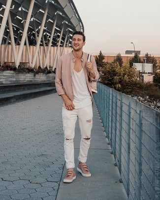 Как носить джинсы с майкой мужчине