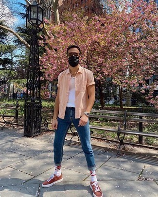 Как носить джинсы с майкой мужчине