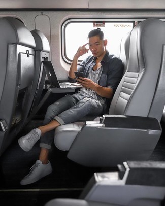 Как носить джинсы с майкой мужчине