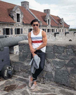 Как носить джинсы с майкой мужчине