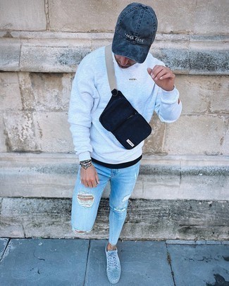 Как носить джинсы с майкой мужчине