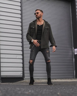 Как носить джинсы с майкой мужчине