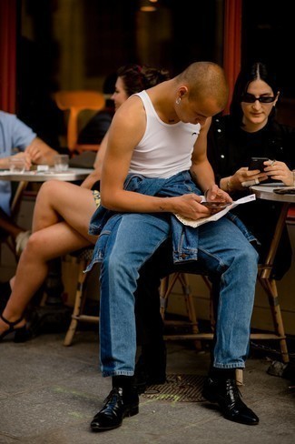 Как носить джинсы с майкой мужчине