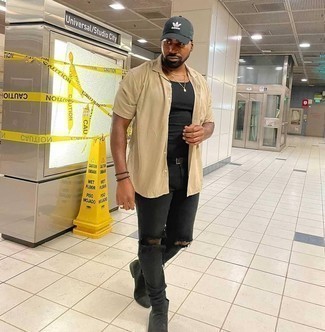 Как носить джинсы с майкой мужчине