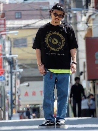 Как носить джинсы с майкой мужчине