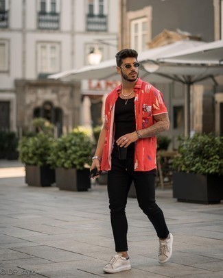 Как носить джинсы с майкой мужчине