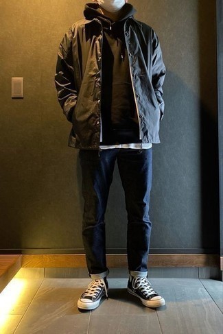 Как носить джинсы с майкой мужчине