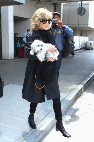 Как носить джинсы с плащом женщине