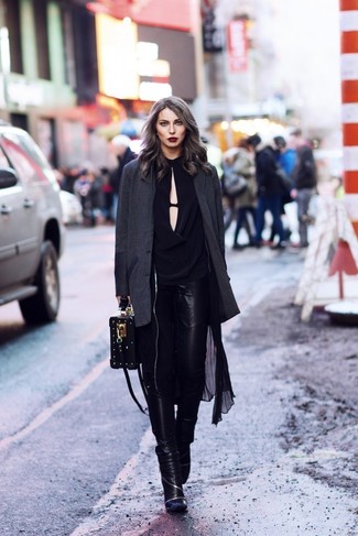 Как носить джинсы с плащом женщине