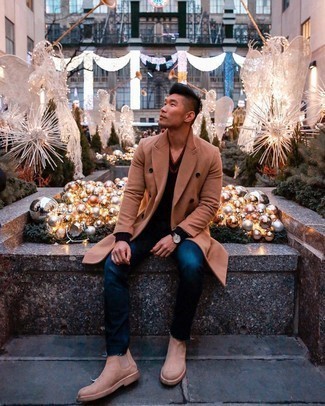 Как носить джинсы с свитером с v-образным вырезом мужчине