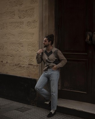 Как носить джинсы с свитером с v-образным вырезом мужчине