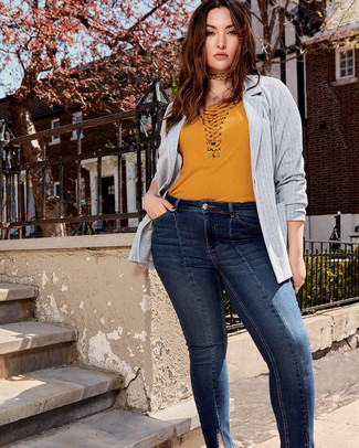 Как носить джинсы с футболкой с v-образным вырезом женщине