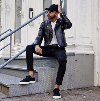 Как носить джинсы с футболкой с v-образным вырезом мужчине