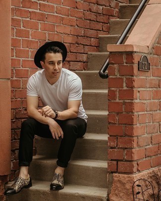 Как носить джинсы с футболкой с v-образным вырезом мужчине