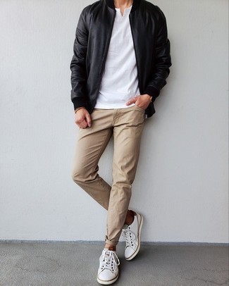 Как носить джинсы с футболкой с v-образным вырезом мужчине