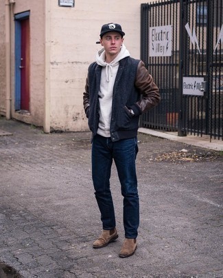 Как носить джинсы с университетской курткой мужчине