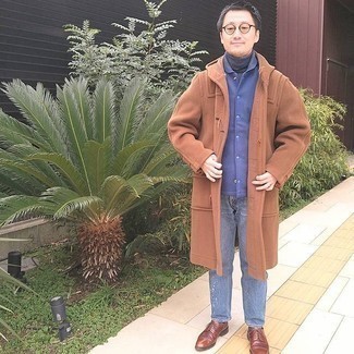 Как носить джинсы с университетской курткой мужчине