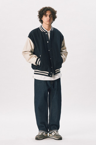 Как носить джинсы с университетской курткой мужчине